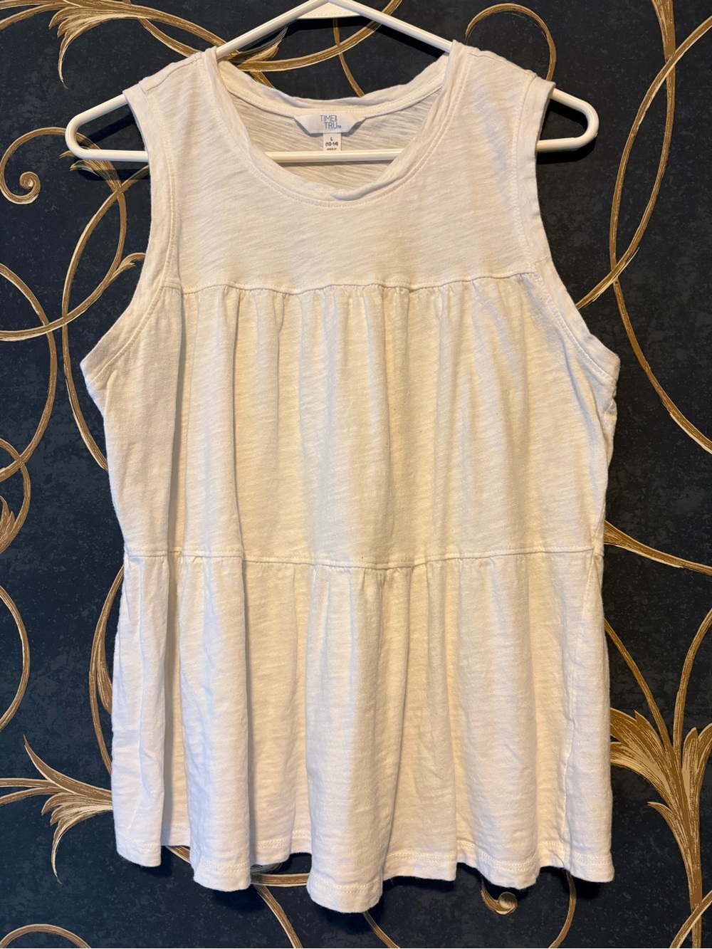 Time and Tru Sleeveless Tiered Tank Top in White, Size L
